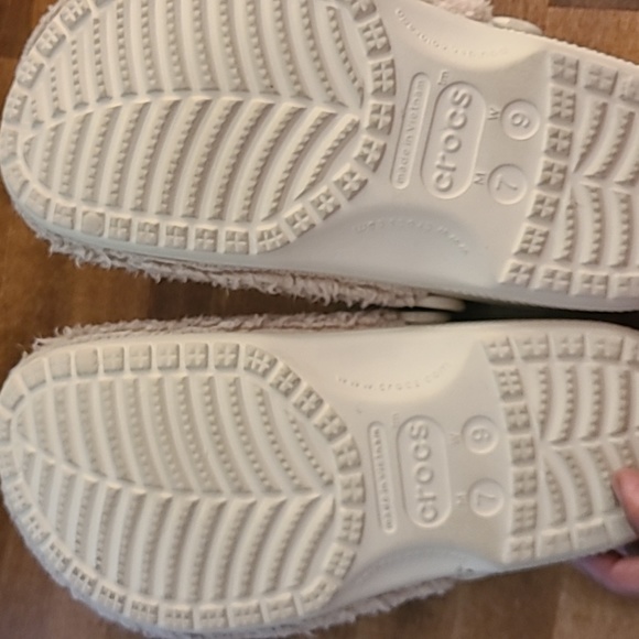 Furry Crocs - Picture 2 of 4